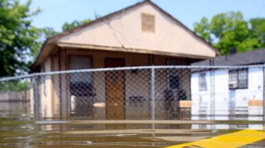 cheats/2011/05/21/extreme-weather-is-new-normal/memphis-flooding-1_179288_pupv3a