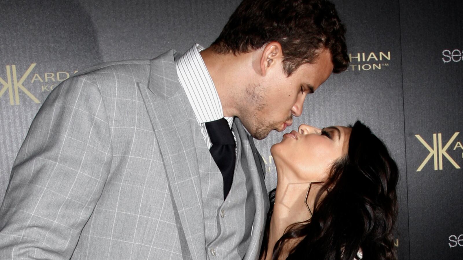 cheats/2011/08/21/kim-kardashian-gets-hitched/kim-kardashian-wedding-cheat_rx0e5m