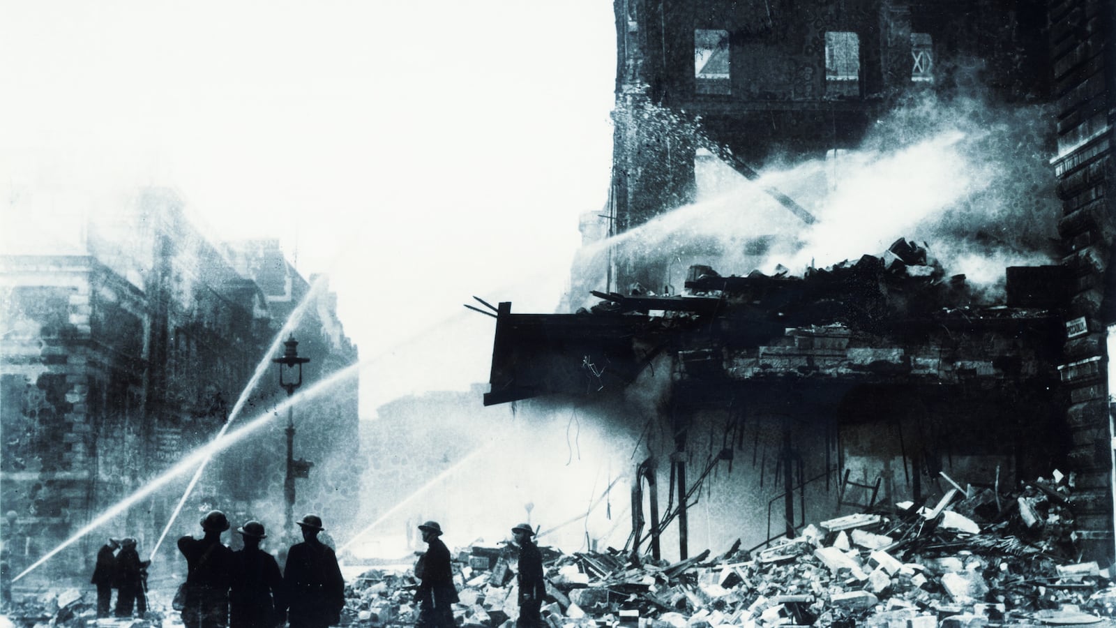 articles/2015/09/07/london-75-years-after-destruction/150906-warren-london-blitz-tease_twlxur