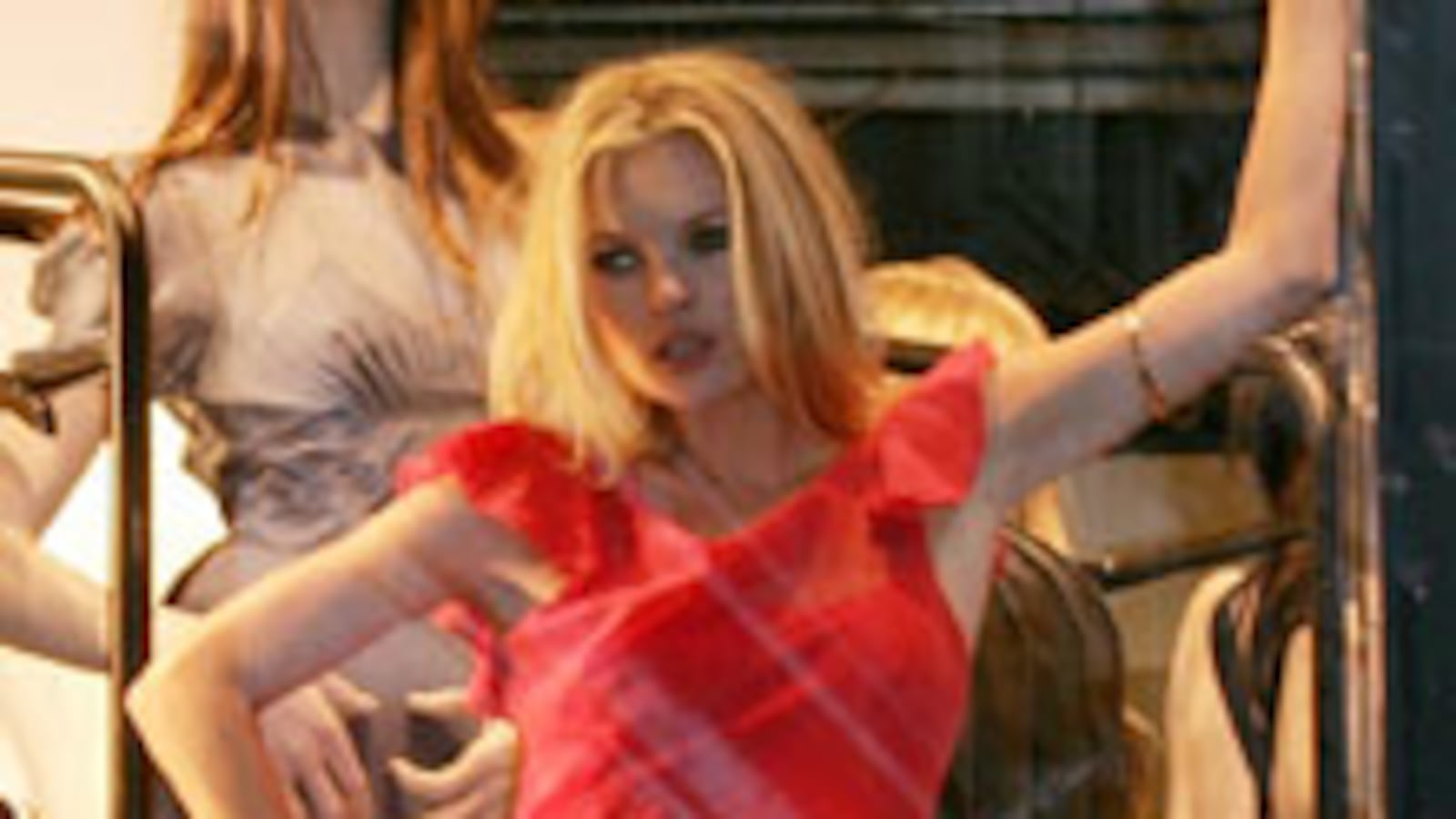 cheats/2008/10/10/how-to-dress-like-kate-moss/kate-moss-1010_i7fftc