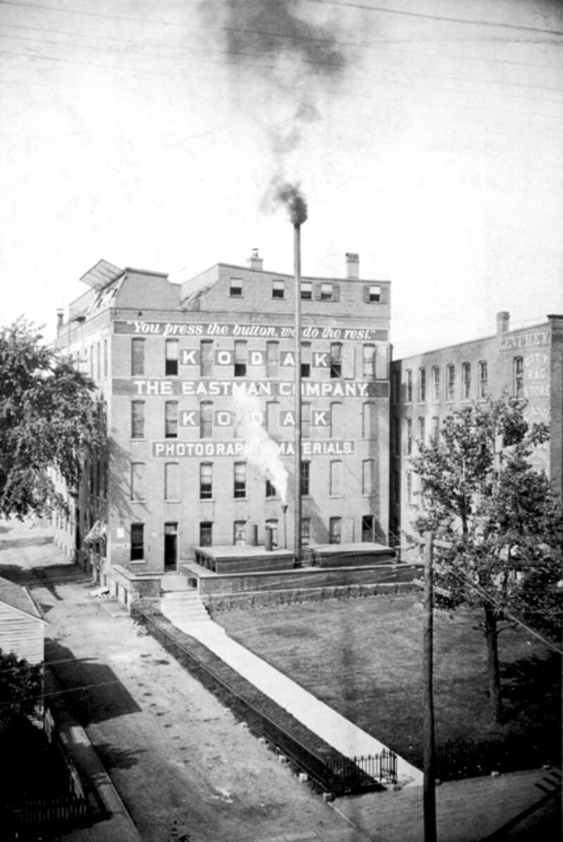 galleries/2012/01/19/the-once-great-eastman-kodak-company-in-its-glory-days-photos/kodak-history-headquaters_ydhor7