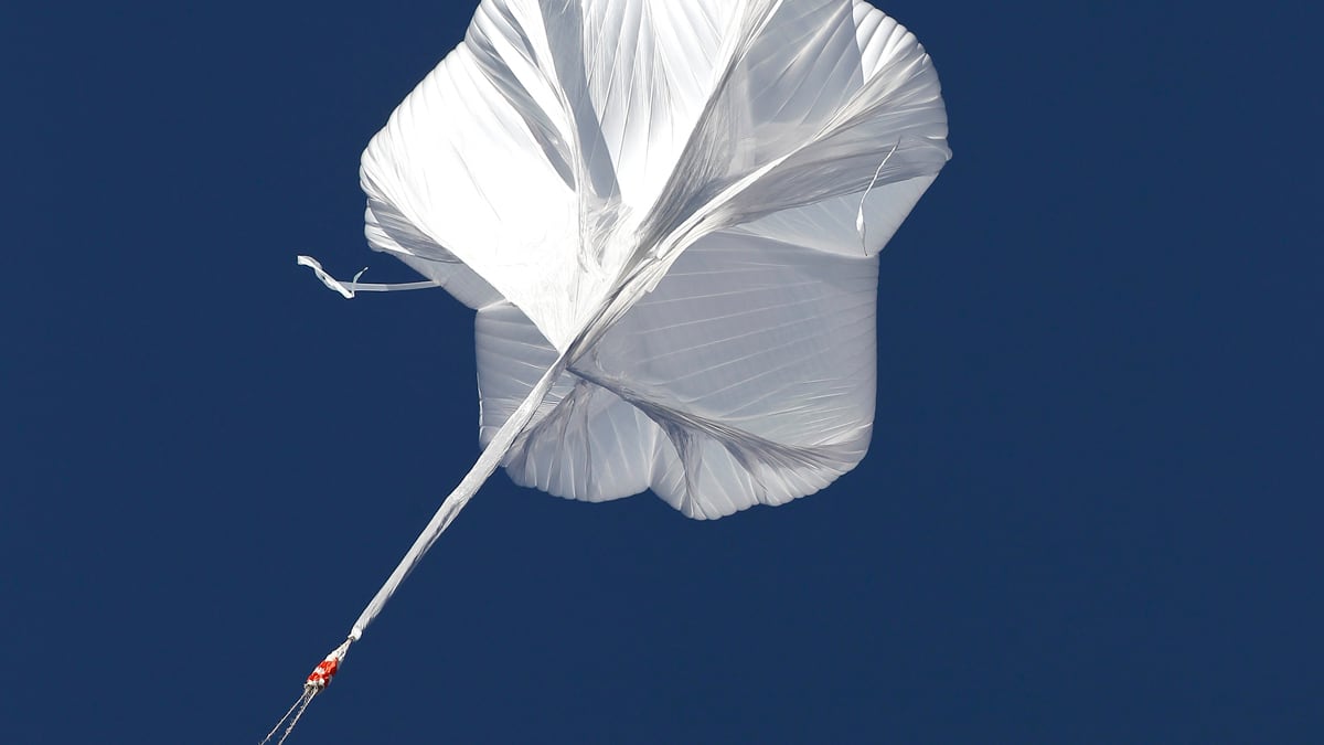 cheats/2012/10/14/baumgartner-passes-100-000-feet/red-bull-sky-diver-ascent-cheat_gzxm3d