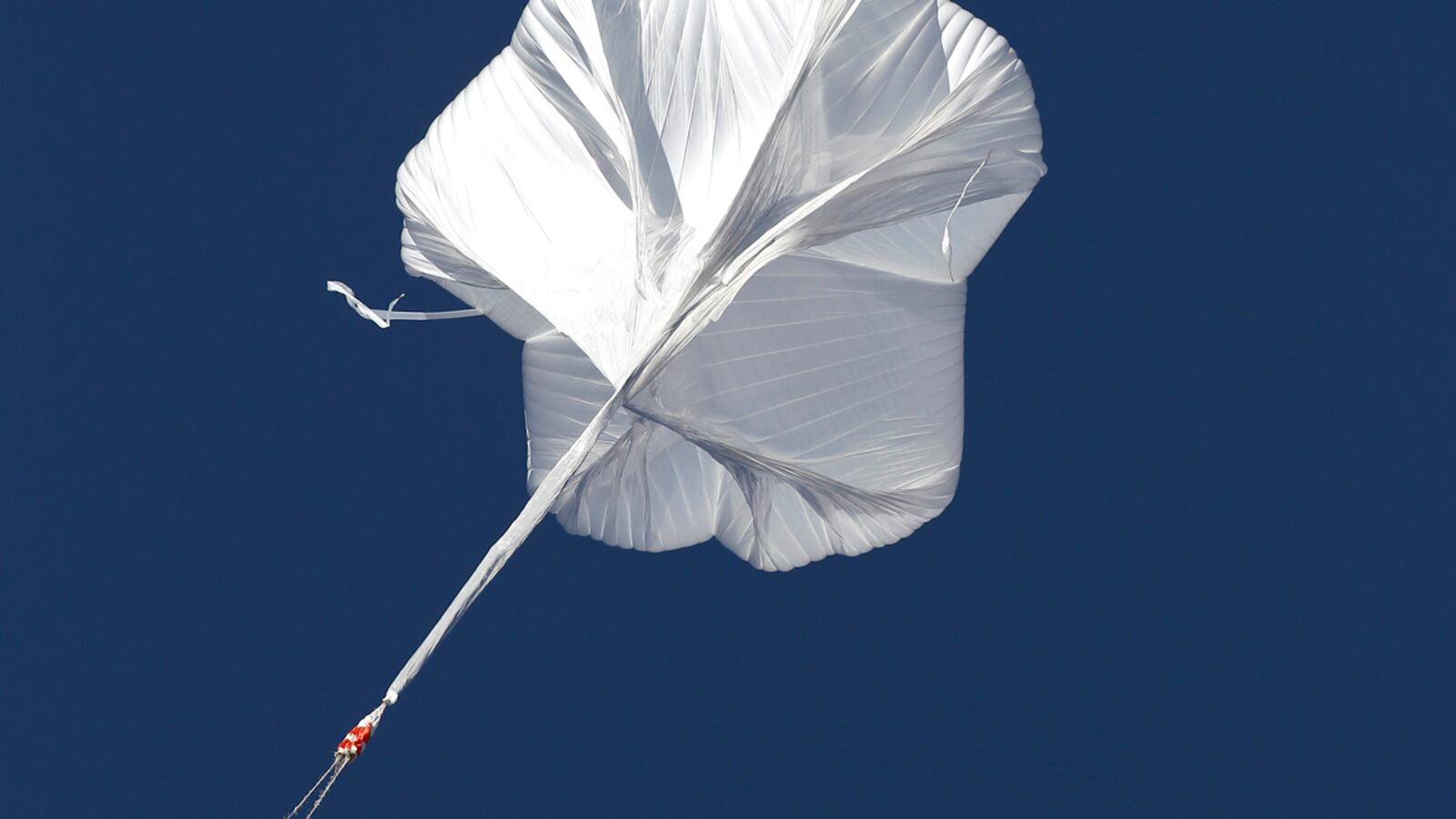 cheats/2012/10/14/baumgartner-passes-100-000-feet/red-bull-sky-diver-ascent-cheat_gzxm3d