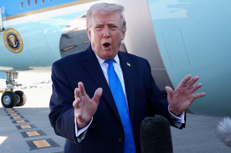 U.S. President Donald Trump speaks to the media before departing West Palm Beach aboard Air Force One, Florida, U.S., March 23, 2026. REUTERS/Kevin Lamarque
