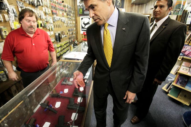 articles/2011/12/09/virginia-tech-shooting-makes-perry-s-guns-on-campus-stance-look-idiotic/rick-perry-guns-avlon_mholms