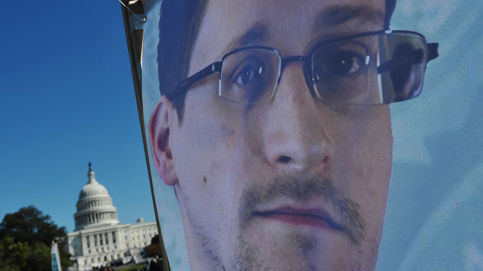 articles/2014/10/14/is-the-guardian-holding-the-new-york-times-snowden-stories-back/141013-grove-snowden-tease_bjcprt