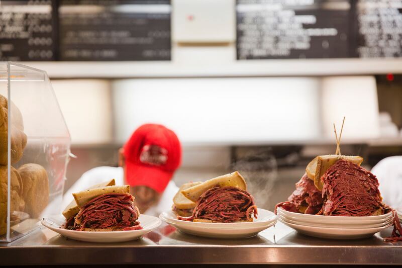 articles/2016/10/22/saying-goodbye-to-new-york-s-carnegie-deli/161021-Sheraton-carnegie-embed2_xcxnfo