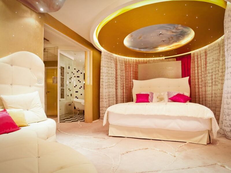 galleries/2013/09/18/nine-themed-hotel-suites-that-put-regular-rooms-to-shame-photos/item6.rendition.slideshowWideHorizontal.hotel-seven-marie-antoinette_of2de7
