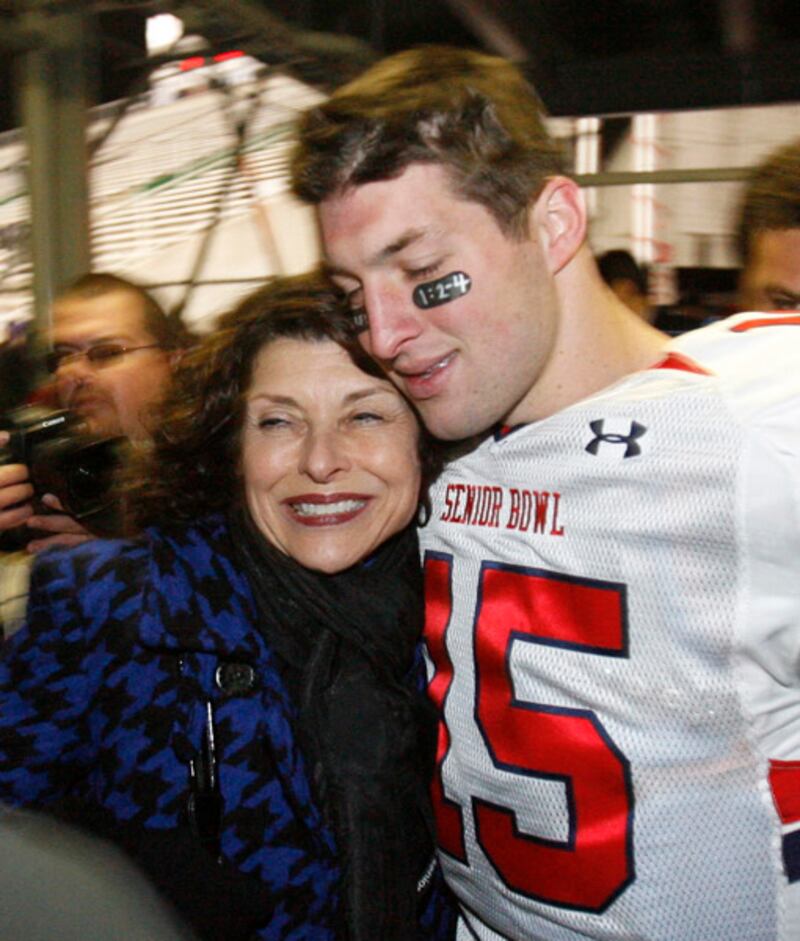 galleries/2010/05/06/celebrity-momma-s-boys/mommas-boys-tebow_rhj6k2