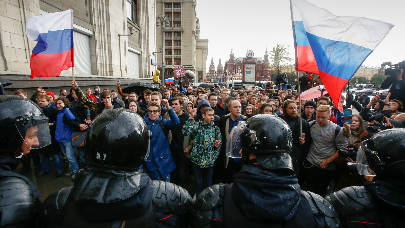 171007-russia-protests-putin-navalny-cheat_iw8ct5