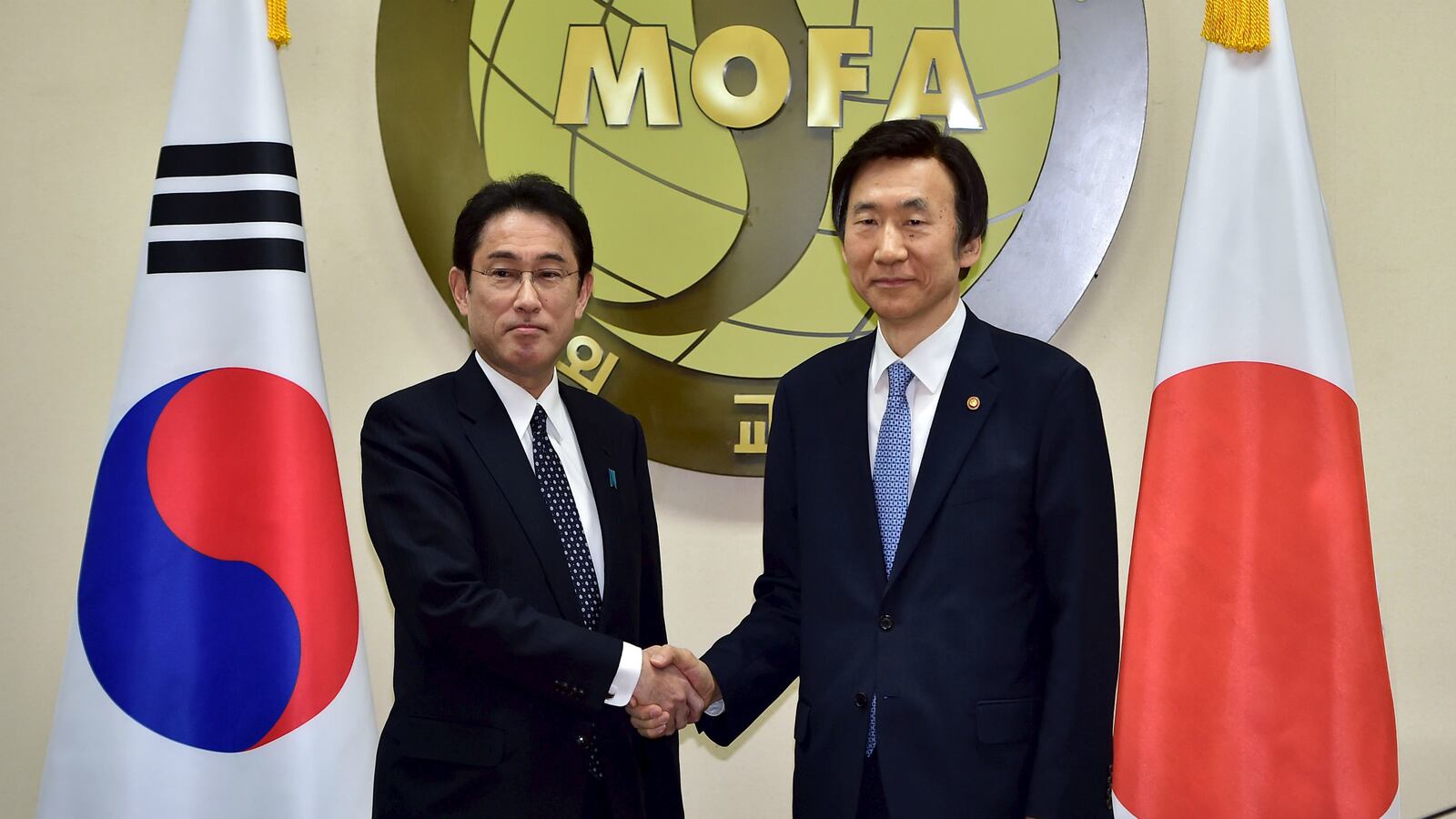 cheats/2015/12/28/s-korea-japan-reach-comfort-women-deal/151228-japan-s-korea-comfort-women-cheat_usibfj