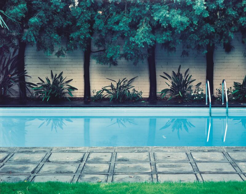 galleries/2012/07/08/backyard-oasis-the-swimming-pool-in-california-photography/backyard-oasis-pools-owens-hockney_wyxm0y