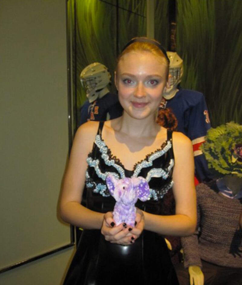 galleries/2011/04/21/women-with-elephants/women-with-elephants---dakota-fanning_uppbmy