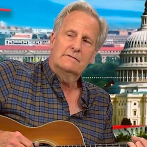 Jeff Daniels sings