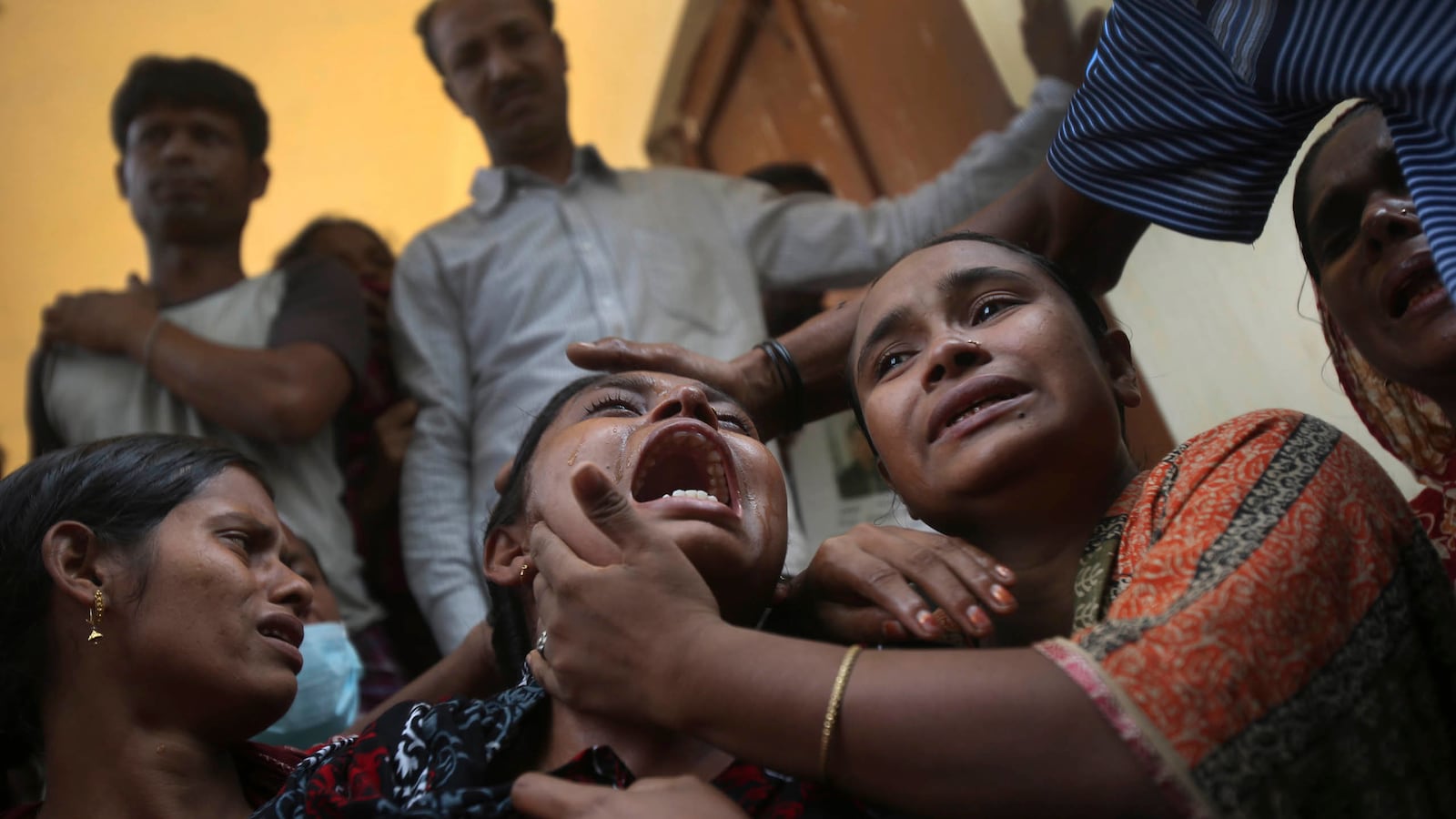 cheats/2013/05/03/bangladesh-death-toll-tops-500/130503-bangladesh-factory-workers-cheat_vxxzof