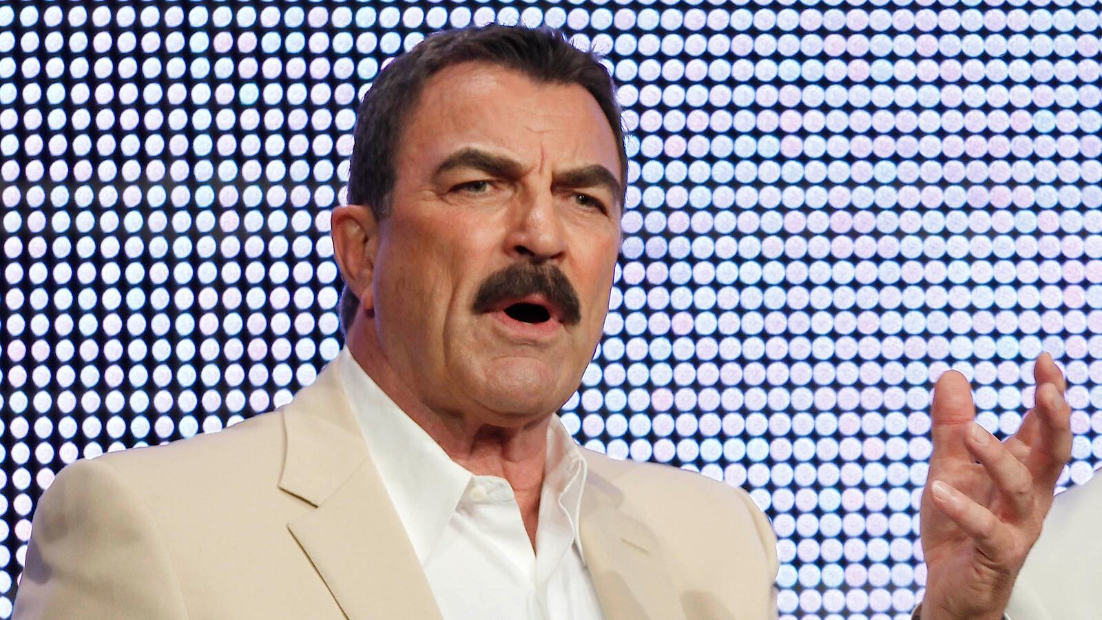 cheats/2015/07/09/tom-selleck-settles-stolen-water-dispute/150708-tom-selleck-stealing-water-cheat_w0elq3