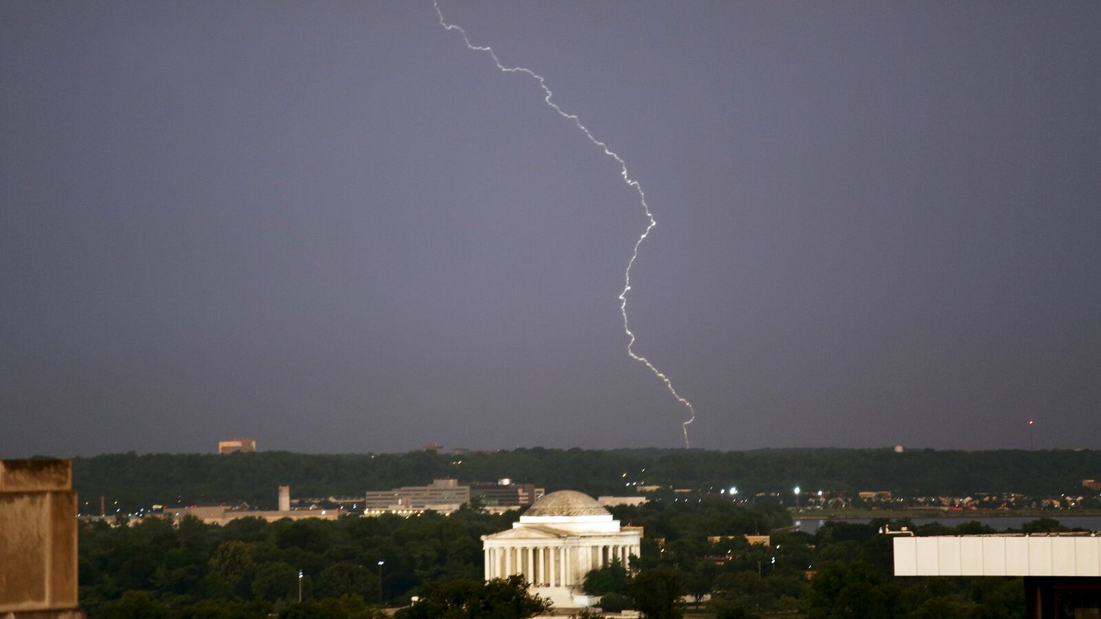 180514-lightning-strikes-dc-storm-cheat_zn5xwp