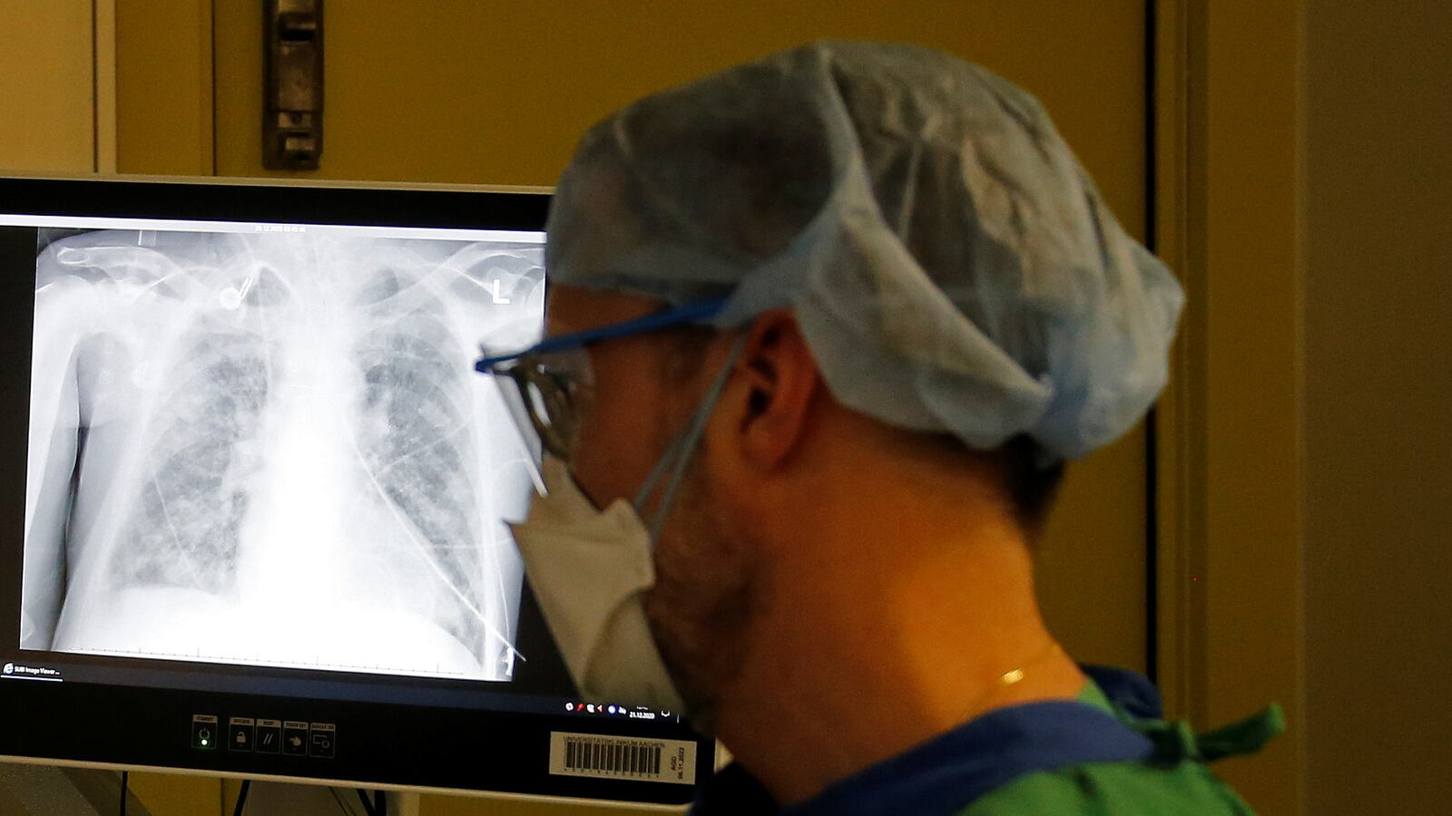 2020-12-21T194850Z_2131766804_RC2VRK9D6HDE_RTRMADP_3_HEALTH-CORONAVIRUS-GERMANY-HOSPITAL_dudtd4