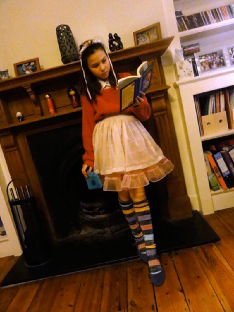 galleries/2012/08/02/ophelia-horton-london-s-12-year-old-fashion-blogger-photos/ophelia-fireplace_tr7dkh