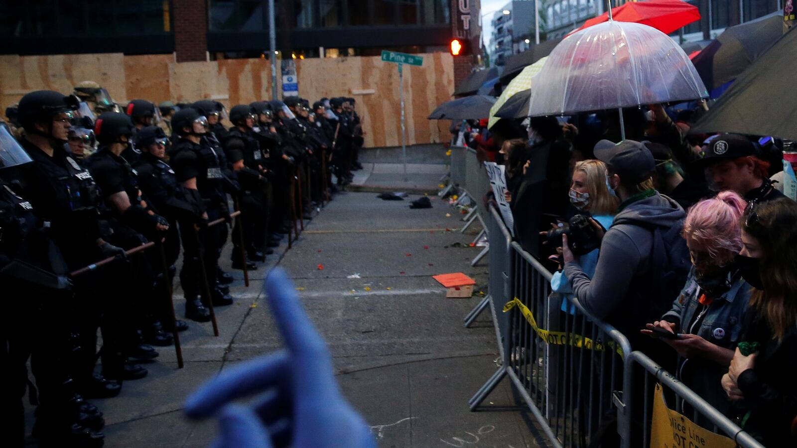 2020-06-03T073518Z_1926052628_RC2J1H9GRCVF_RTRMADP_3_MINNEAPOLIS-POLICE-PROTESTS-SEATTLE_dxwxbb