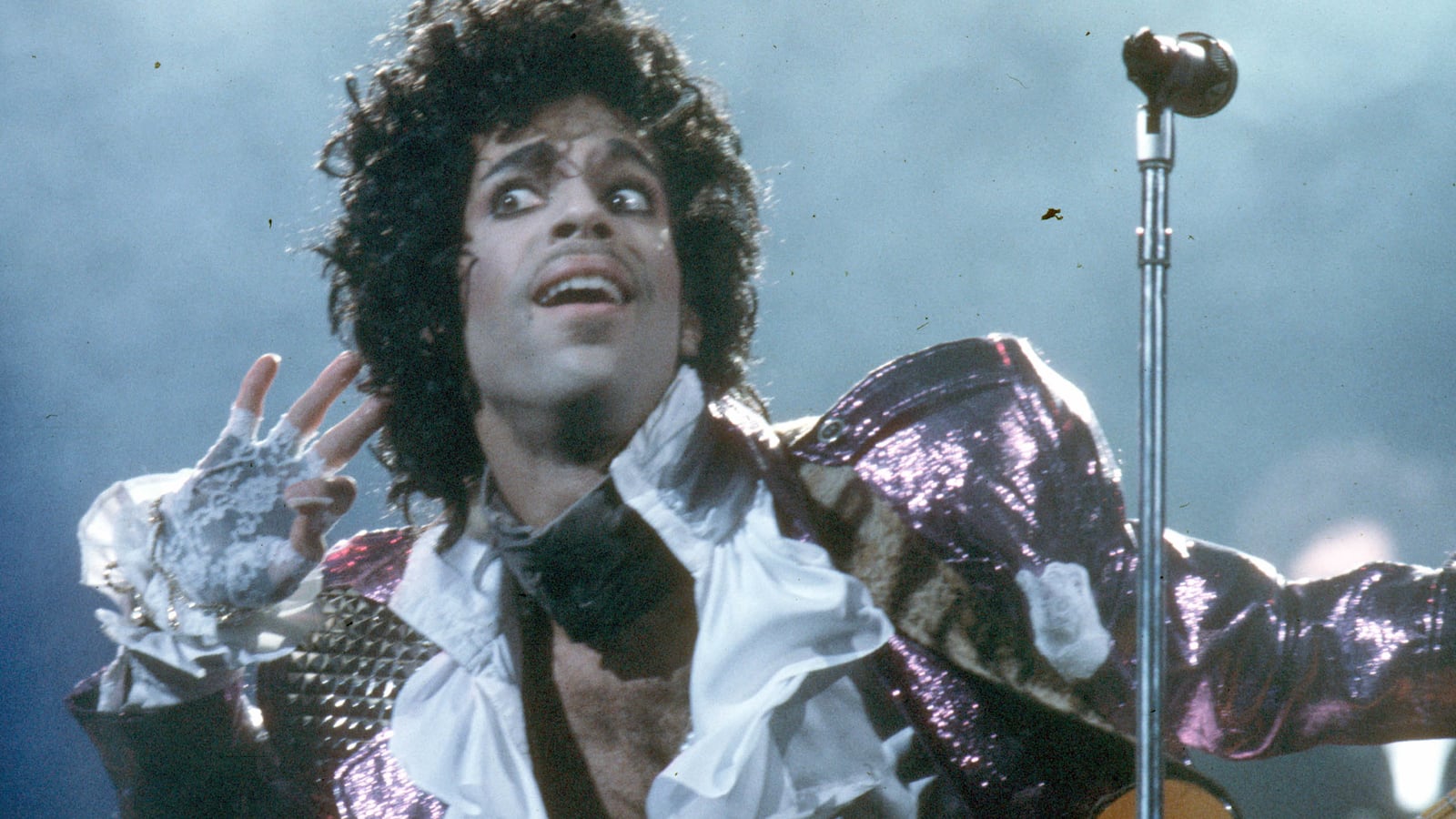 articles/2016/04/21/prince-s-love-affair-with-minneapolis-radio-an-analog-artist-in-a-digital-world/160421-collins-prince-radio-tease_qp4bsu