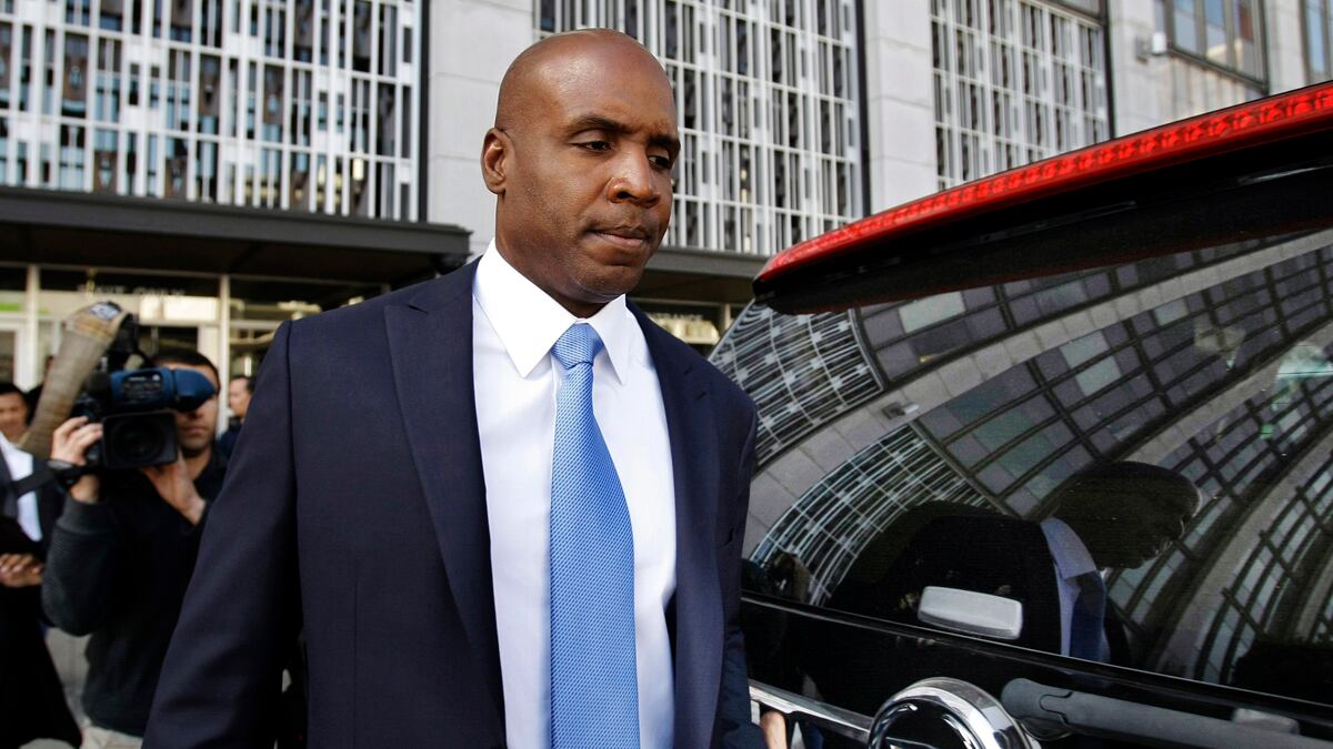 cheats/2011/12/16/barry-bonds-avoids-jail-time/barry-bonds-cheat_z0jtfv