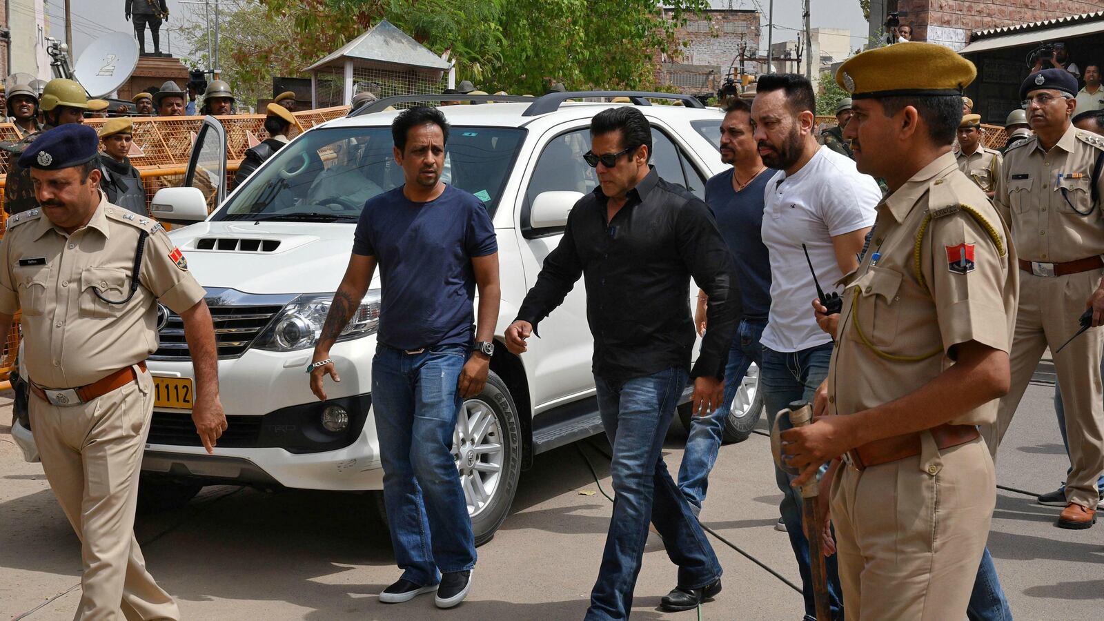 180407-bollywood-star-bail-poaching-cheat_tbjrsh