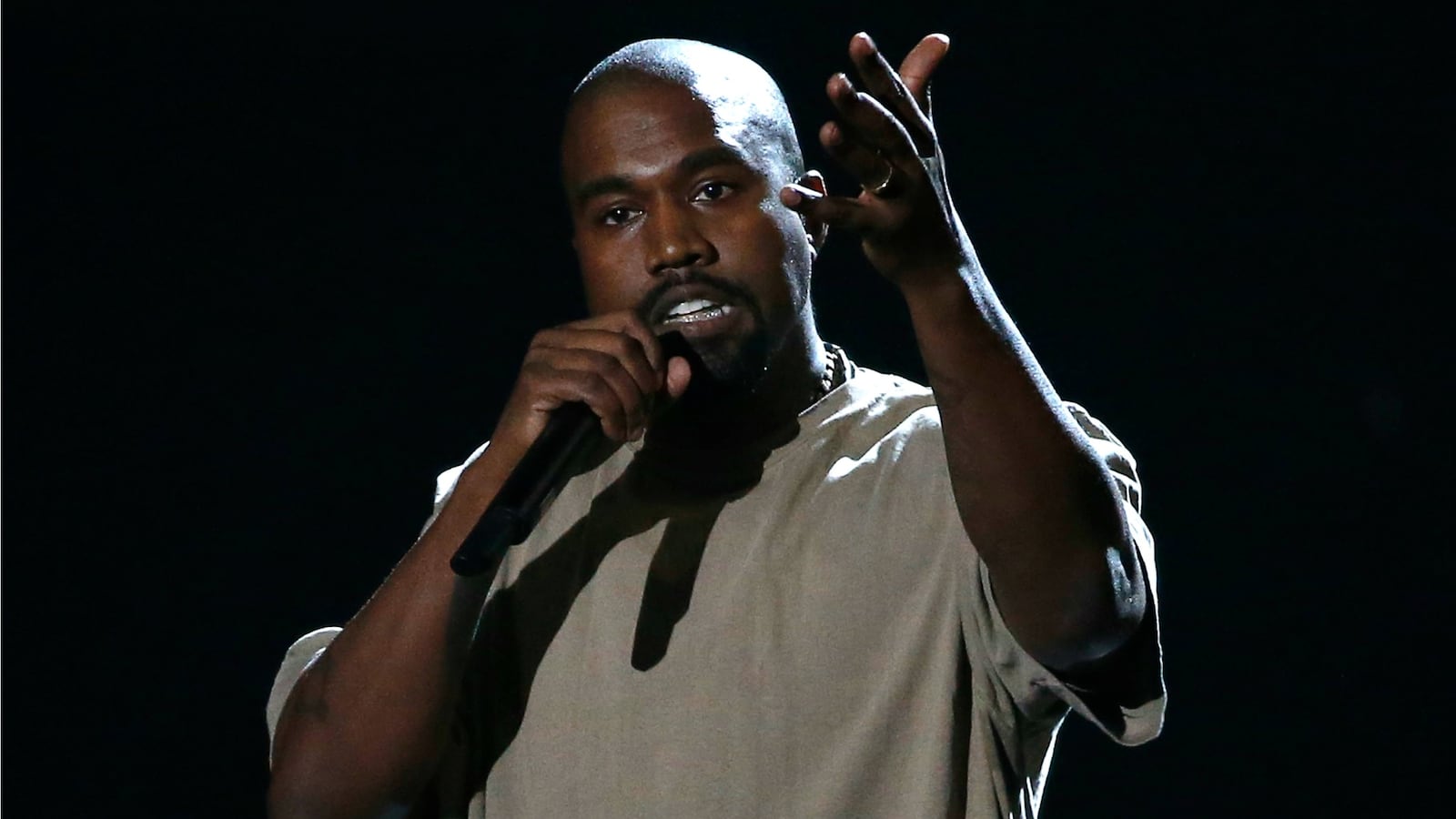 cheats/2016/01/27/kanye-west-publicly-humiliates-fellow-rapper-wiz-khalifa/160127-kanye-wiz-cheat_ilals5