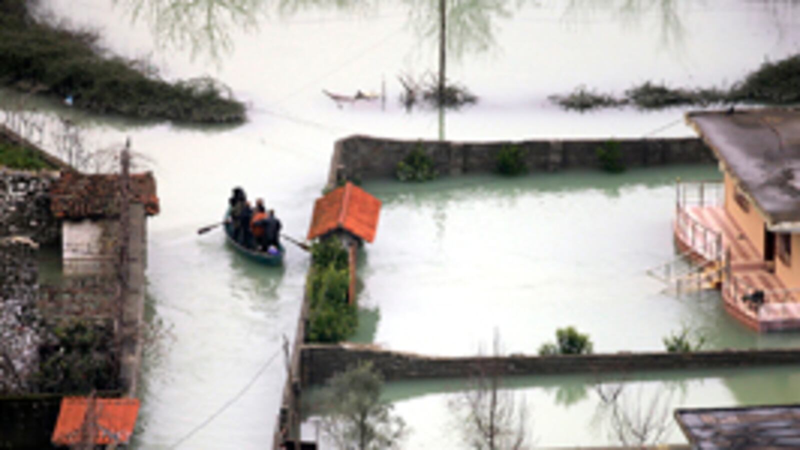 cheats/2010/01/14/albanians-flee-torrential-rain/albania-flooding_75360_npepi4