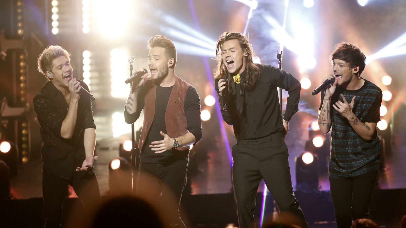 cheats/2015/11/22/one-direction-wins-big-at-2015-amas/151123-one-direction-amas-cheat_zz8w0z