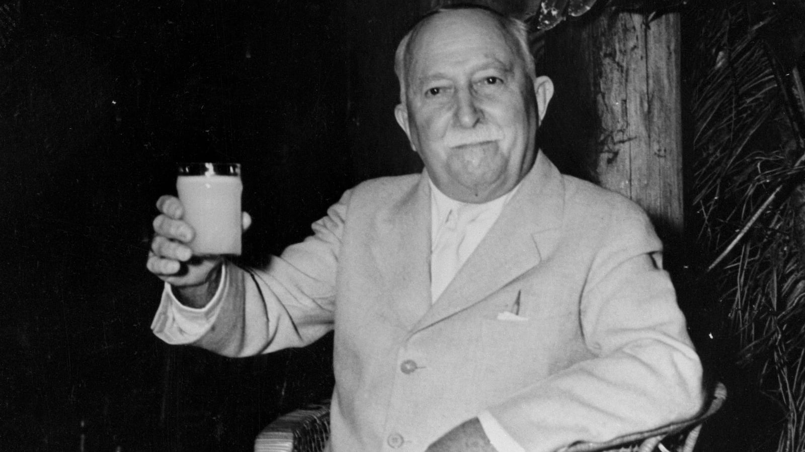 articles/2013/10/30/american-dreams-1993-the-road-to-wellville-by-t-coraghessan-boyle/131030-rich-scams_cr4bcf