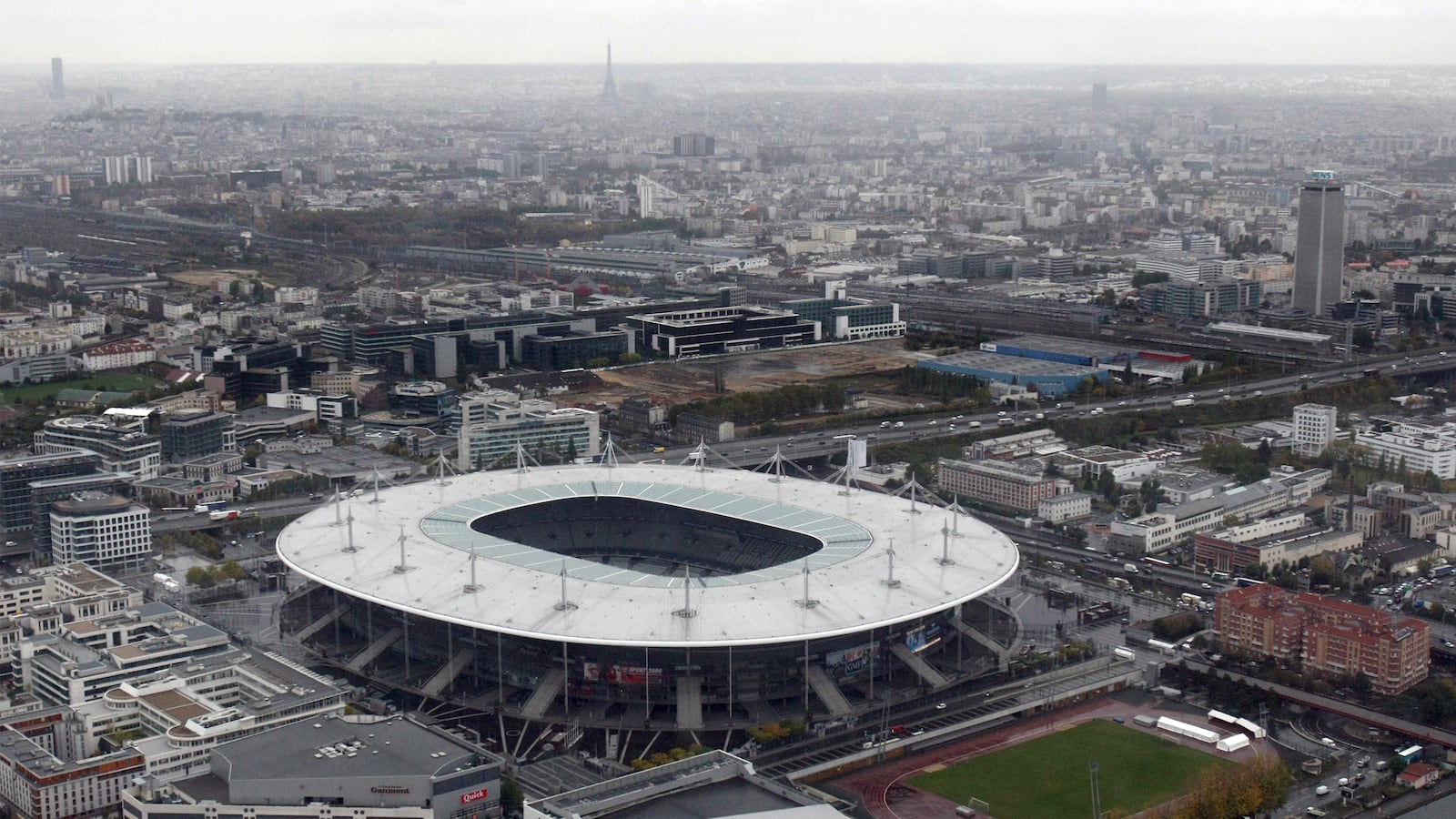 cheats/2015/11/13/soccer-explosion-captured-on-video/151113-france-stadium-cheat_etq2tj