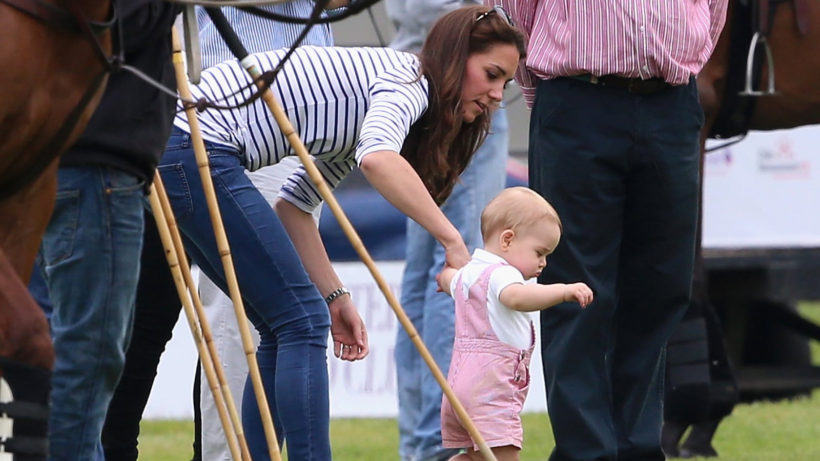 articles/2014/06/16/prince-george-s-adorable-first-steps/140616-prince-george-walks-sykes-tease_ntm2hc