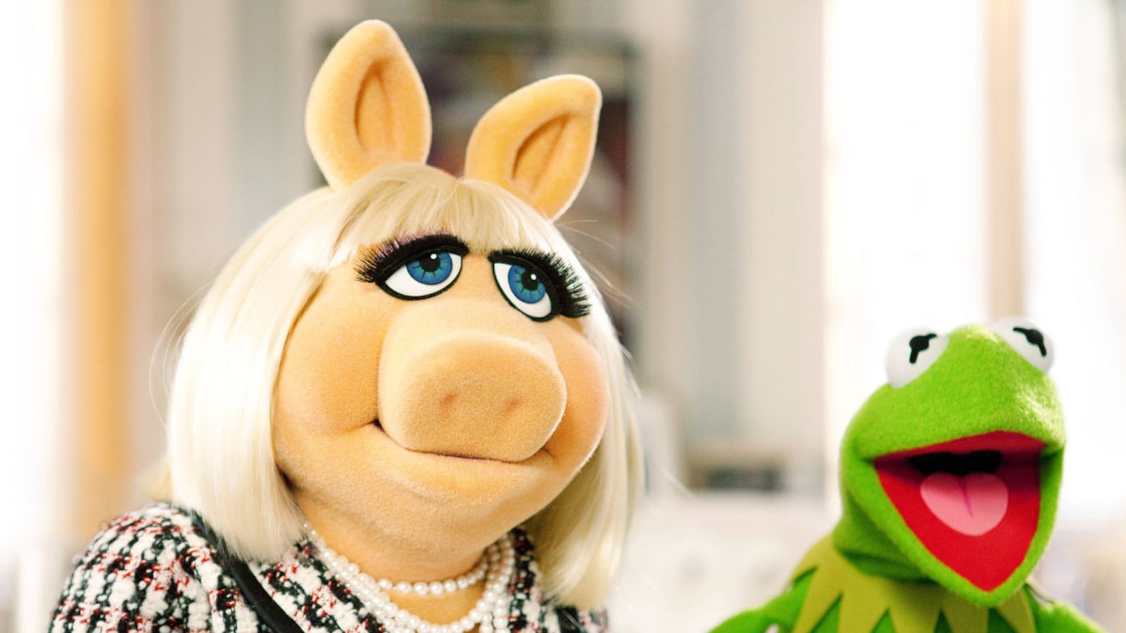 articles/2011/11/21/miss-piggy-dishes-on-muppets-movie-kermit-ernie-and-bert-rumors/miss-piggy-muppets-interview-ramin_by4tvo