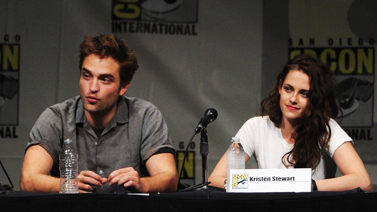 cheats/2012/08/19/twilight-stars-opt-out-of-events/pattinson-stewart-twilight-cheat_jykhjb