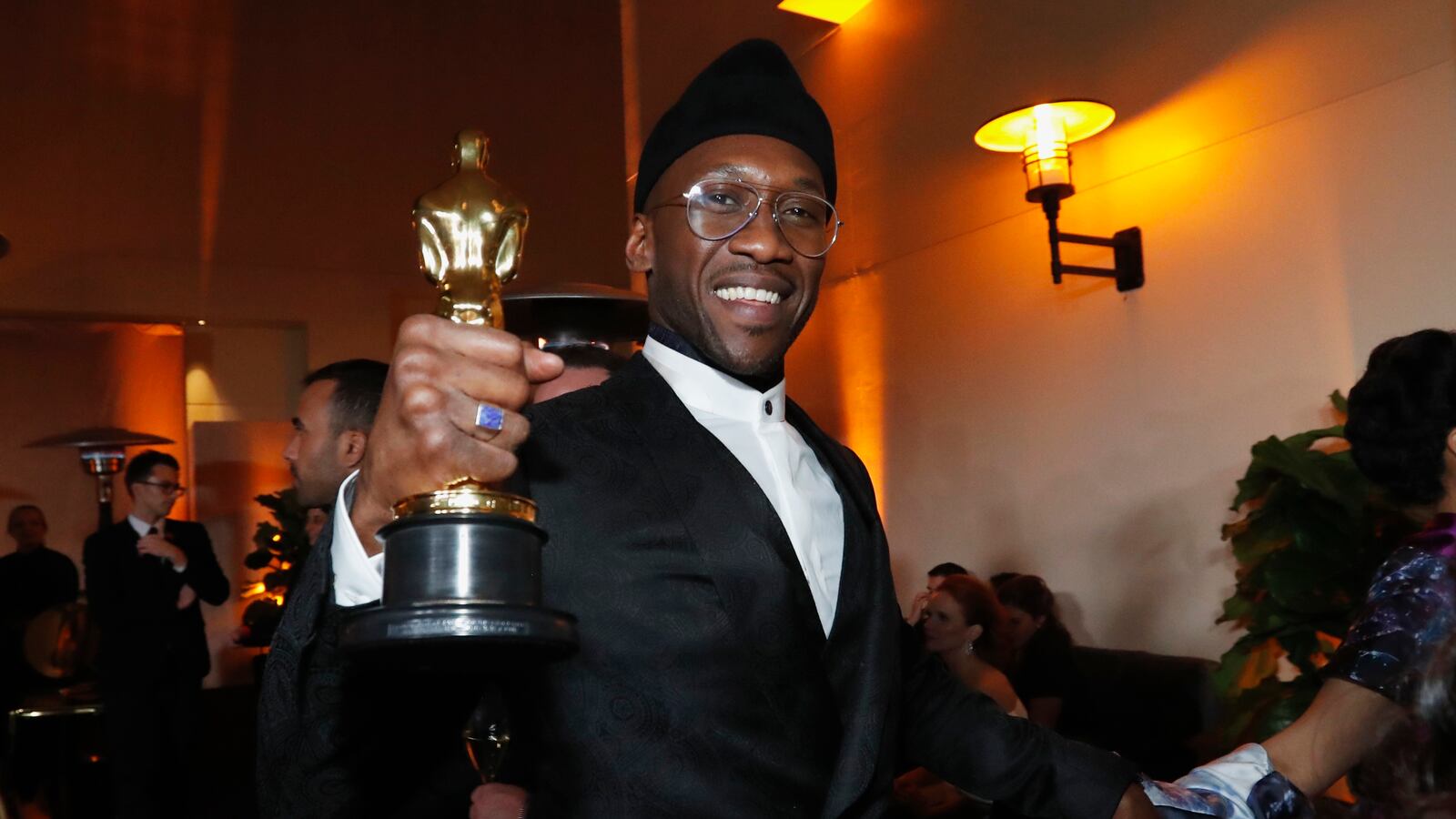 91st Academy Awards - Oscars Governors Ball - Hollywood, Los Angeles, California, U.S., February 24, 2019. Mahershala Ali with his Best Supporting Actor award for "Green Book."