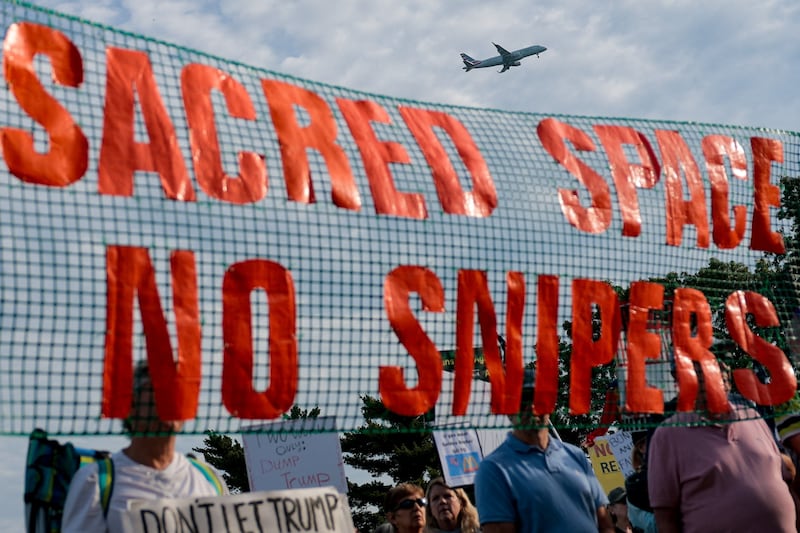 A plane comes in for landing at Ronald Reagan Washington National Airport (DCA) as demonstrators protest US President Donald Trump’s proposed triumphal arch at its planned site in Memorial Circle in Washington, D.C., US, October 1, 2026. REUTERS/Kylie Cooper