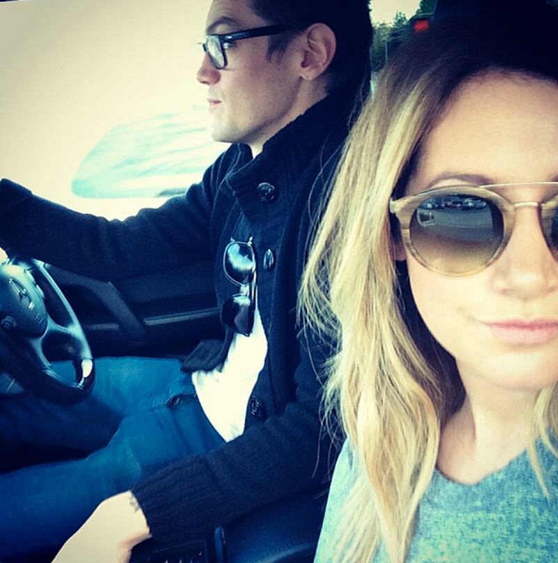 galleries/2014/01/26/taylor-swift-oprah-the-week-s-best-celebrity-selfies-photos/140124-selfies-ashleytisdale_cbffi2