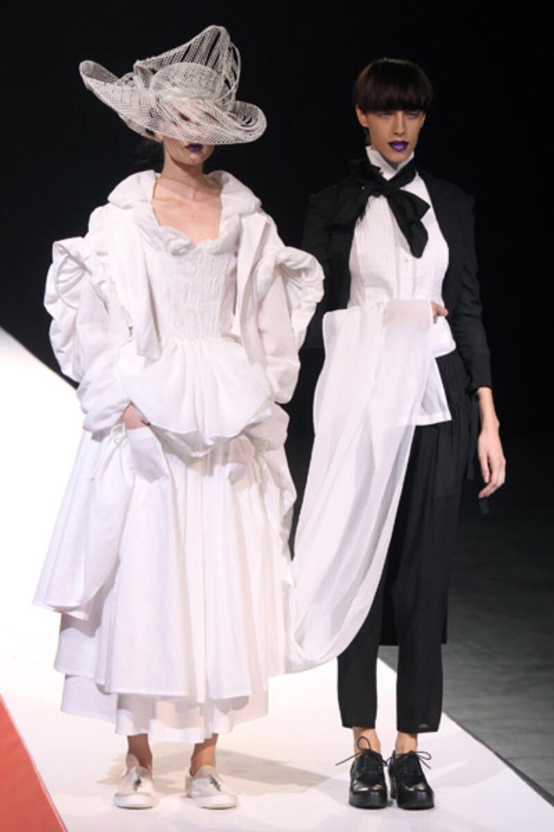 galleries/2011/09/30/paris-fashion-week-spring-summer-2012-photos/paris-fashion-week-yamamoto_d3h74y