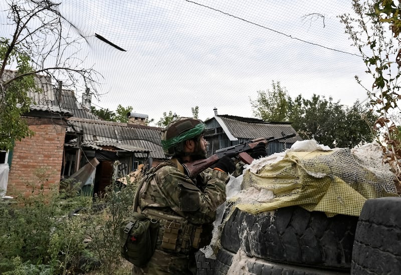 FILE PHOTO: A Ukrainian serviceman fires to shoot down a Russian drone, amid Russia's attack on Ukraine, in the frontline town of Druzhkivka in Donetsk region, Ukraine August 26, 2026. REUTERS/Stringer  REFILE - CORRECTING DATE FROM "AUGUST 25" TO "AUGUST 26"./File Photo