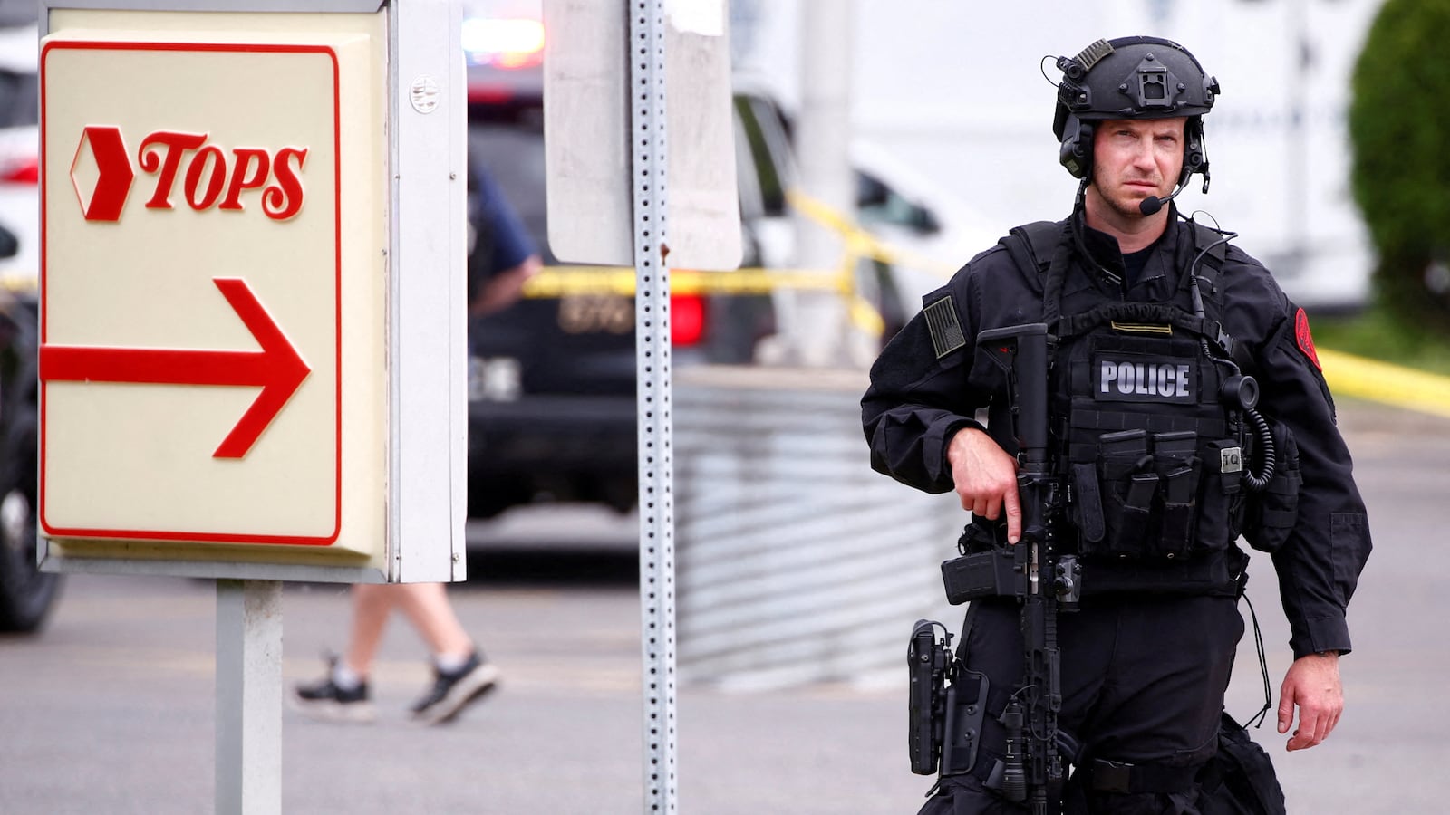 2022-05-14T221612Z_155673427_RC247U9L006I_RTRMADP_3_NEW-YORK-SHOOTING_qgutjp