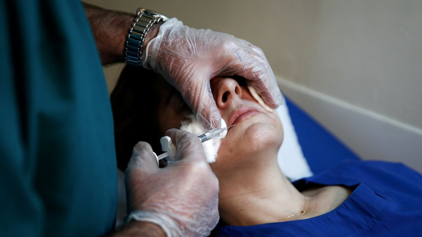 2020-10-16T142521Z_1_LYNXMPEG9F1BY_RTROPTP_4_EUROZONE-GREECE-BEAUTY_mzg6rl