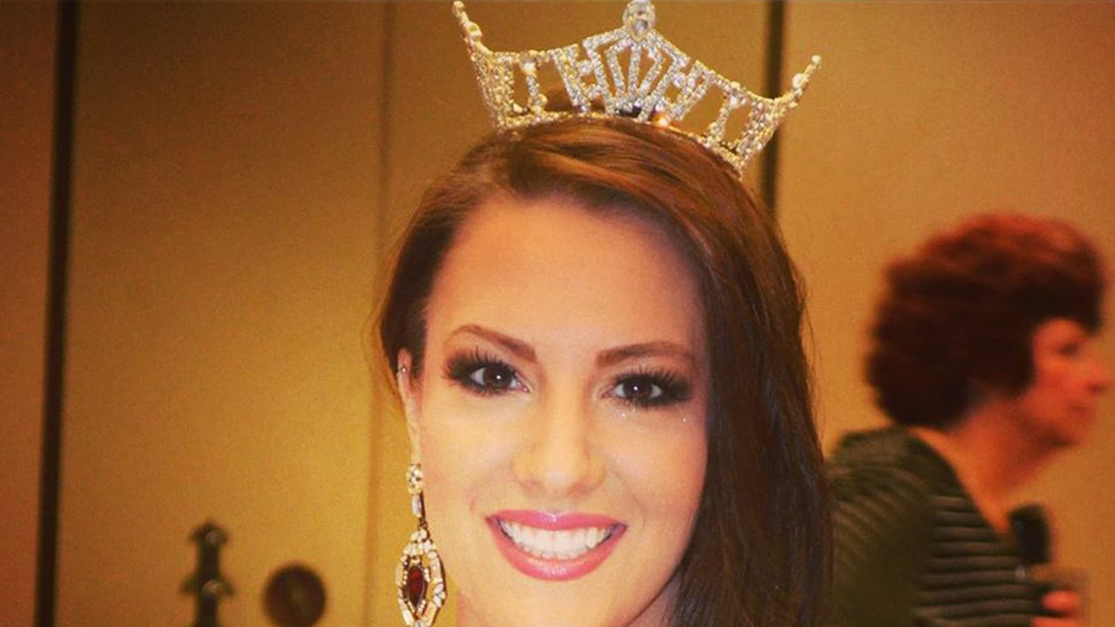 articles/2014/06/27/24-is-not-too-old-to-compete-for-miss-america/140627-cunningham-miss-del-tease_grzlpr