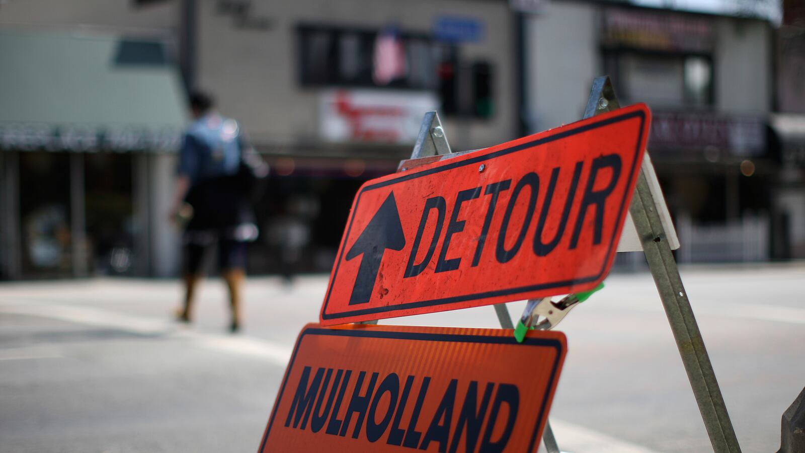 cheats/2014/09/18/thousands-face-tolls-for-evading-gunfire/140918-LA-detour-cheat_hn9v2d