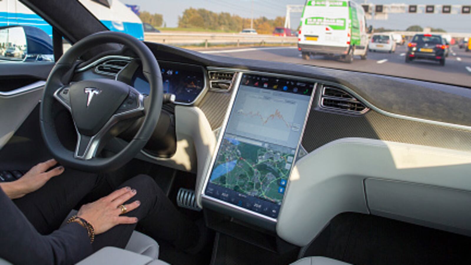 tesla-autopilot_bjcdlz