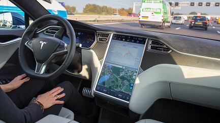 tesla-autopilot_bjcdlz