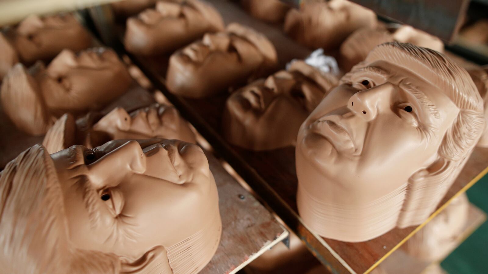 galleries/2016/05/27/inside-the-factory-making-trump-masks/160527-trump-mask-factory-01_n2sly3
