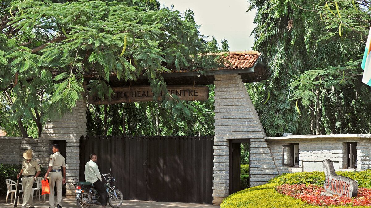 articles/2012/11/01/camilla-stays-at-5-500-a-night-indian-ayurvedic-resort-to-cure-her-sinusistis/camilla-india1_gxkjew