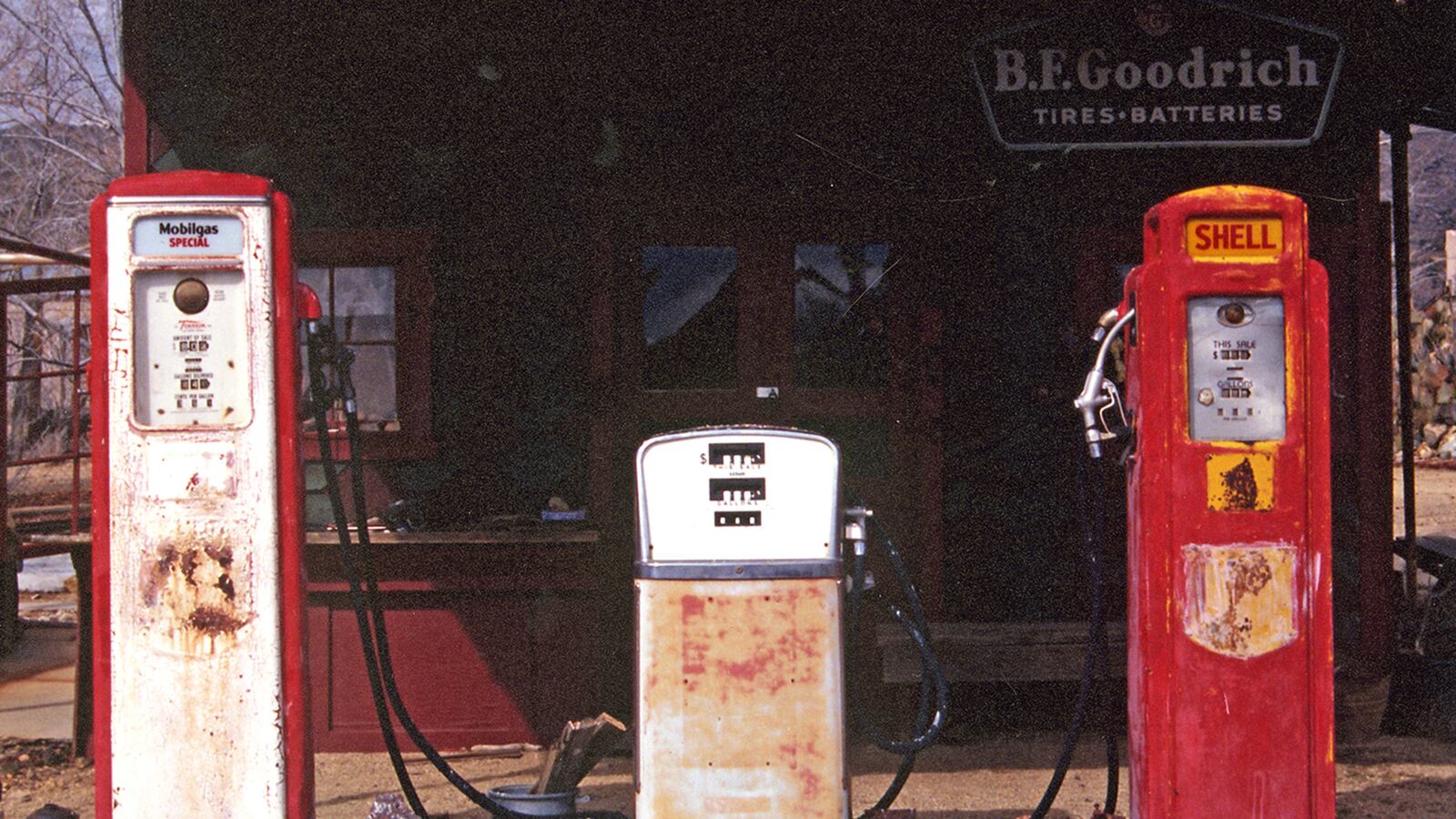 articles/2014/07/10/the-ghost-towns-of-arizona-live-on/140701-starbucks-ghost-town-tease_r4ica8