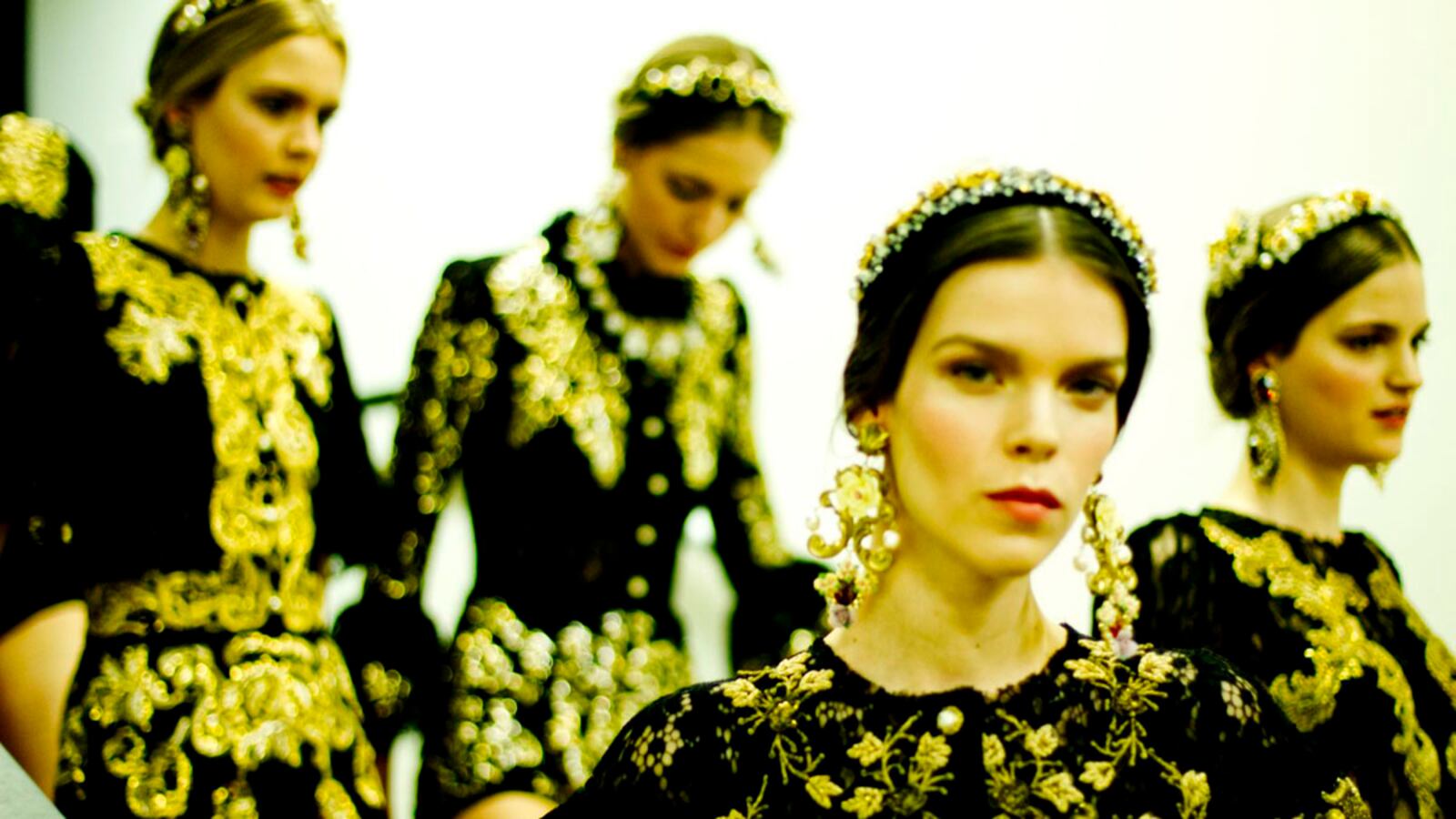 galleries/2012/02/27/versace-dolce-gabbana-prada-backstage-at-milan-fashion-week-fall-winter-2012-photos/milan-fashion-backstage-15_p1zagj
